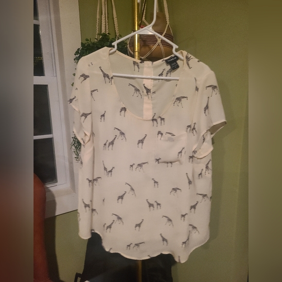 Torrid Chiffon Giraffe Short Sleeve Top - Size 0x Large - Picture 1 of 6